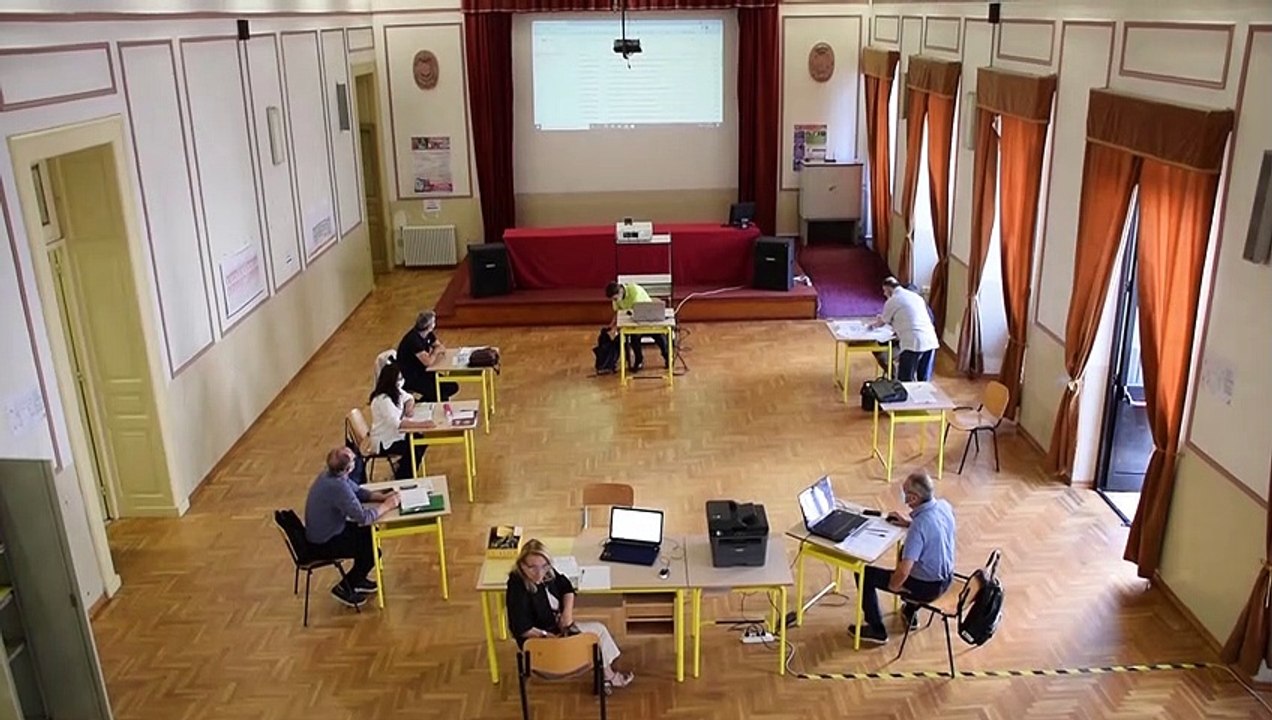 Maturità, ansie e sorrisi dopo l'esame in presenza: "Bello tornare a scuola"