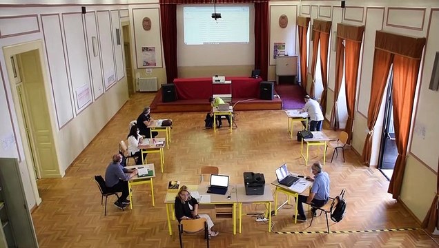 Maturità, ansie e sorrisi dopo l'esame in presenza: Bello tornare a scuola