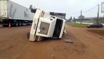 Caminhão tomba às margens da rodovia BR-369, na Região do Morumbi