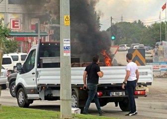 Kamyonetin kasasında taşınan mangaldaki kömürler az kalsın aracı kül ediyordu