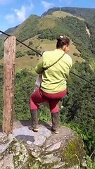 Agricultores colombianos usam meio de transporte peculiar para chegar até à cidade