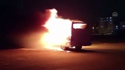 Park halindeki midibüs yandı