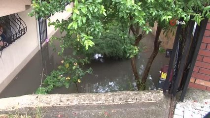 Üsküdar'da bir evin bahçesini su bastı bazı vatandaşlar mahsur kaldı