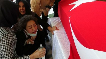 Polis babasının tabutuna ‘babam’ diyerek koştu