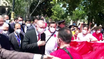 BAKÜ - Milli maç için Azerbaycan’a gelen taraftarlardan Cumhurbaşkanı Erdoğan’a sevgi gösterisi
