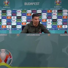 Cristiano Ronaldo met de côté les bouteilles de Coca-Cola en conférence de presse [POR - HUN EURO 2020]