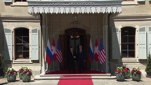 Joe Biden et Vladimir Poutine se serrent la main avant le début de leur sommet à Genève