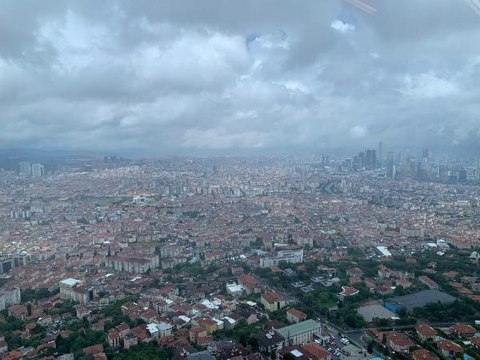 ÇAMLICA KULESİ'NDEN İSTANBUL'UN ÜSTÜNDEKİ GÜNEŞ VE KARA BULUTLAR