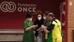 La reina Letizia compra un décimo de la ONCE para ella y otro para la primera dama surcoreana