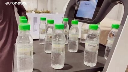 شاهد: روبوتات ذكية توزع ماء زمزم في مكة المكرمة لتجنب الاحتكاك بين الحجاج