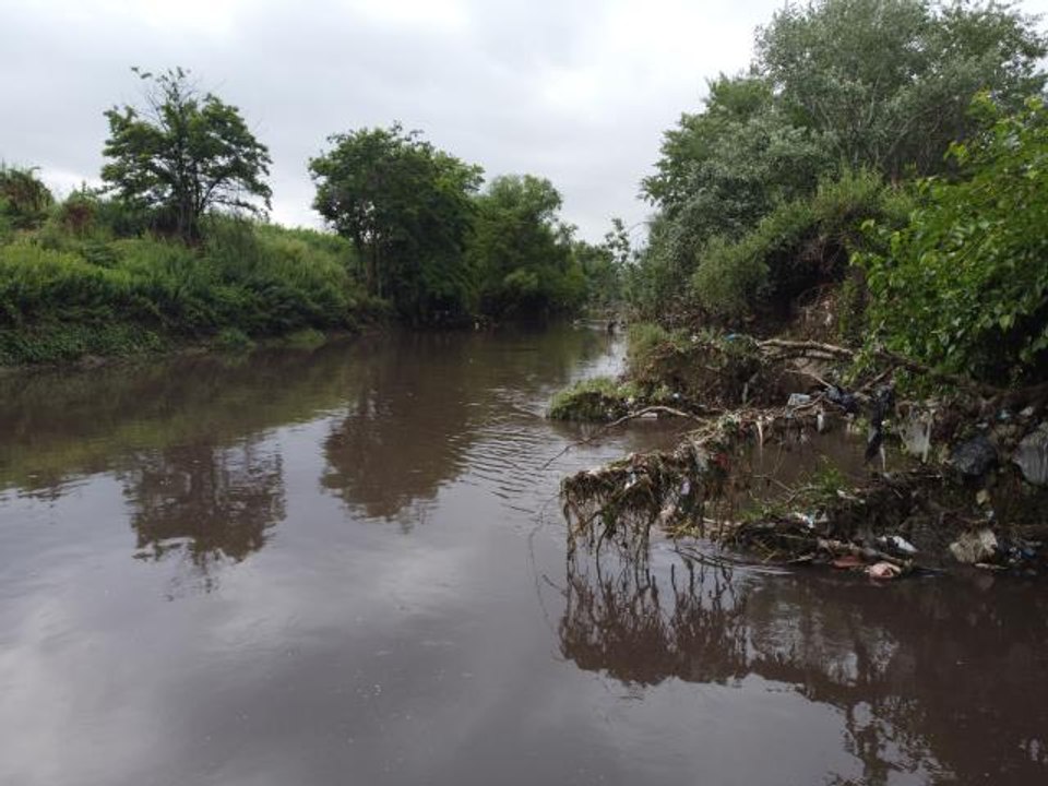 Marmara Denizi'ne dökülen "Nilüfer Çayı"nın rengi atık deşarjıyla kirlenip siyaha dönüyor