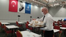 AKP İBB Meclisi’nde baklava dağıttı, CHP’liler yemedi