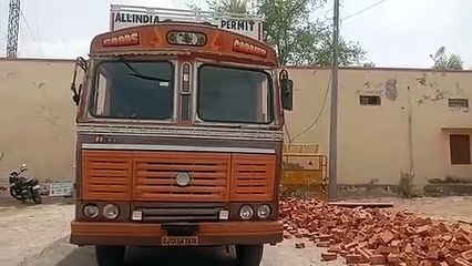 ट्रेलर में ऊपर ईंटें, नीचे भरी मिली 18 लाख की शराब