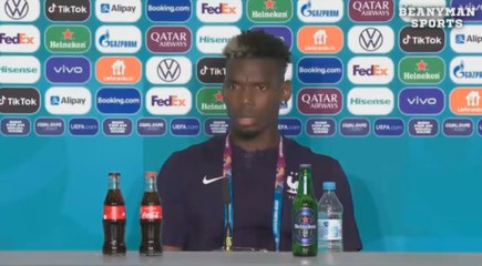 Pogba retire une bouteille de bière de la table pendant sa conférence de presse