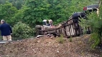 Bursa'da feci kaza! Kasa yüklü kamyonda can pazarı