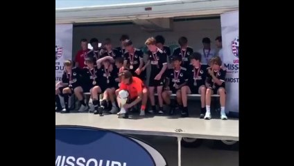 Assim se acaba com a celebração de um título de futebol...