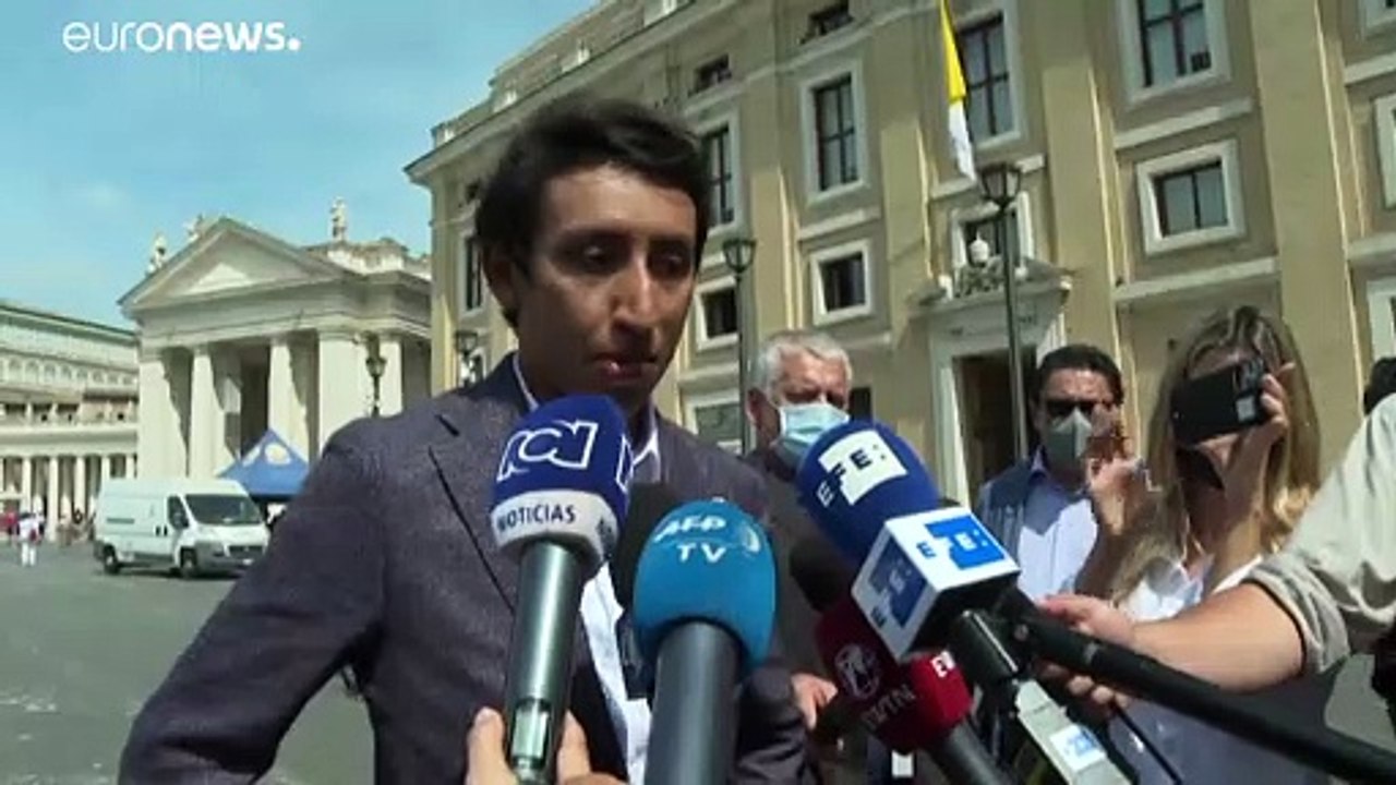 La mayor victoria de Egan Bernal: ver al Papa y regalarle su "maglia rossa" como vencedor de Giro