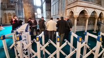 İSTANBUL - Ayasofya-i Kebir Camii'nde bacağı parmaklığa sıkışan çocuk kurtarıldı