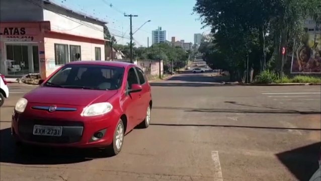Veículos colidem em cruzamento controlado por semáforo, no Centro da cidade