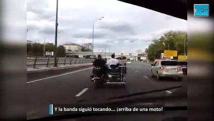 Y la banda siguió tocando... arriba de una moto