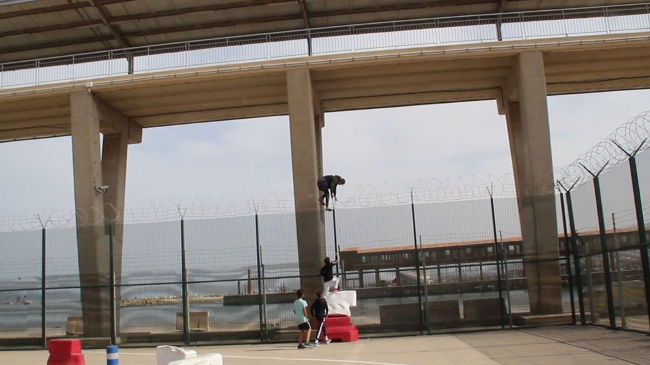 Elevan a 20 los guardias civiles heridos en Melilla tras ser atacados por inmigrantes con piedras y palos