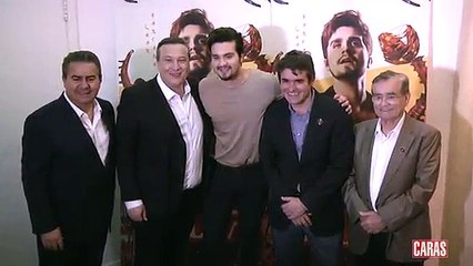 Luan Santana faz show e embala evento de beleza