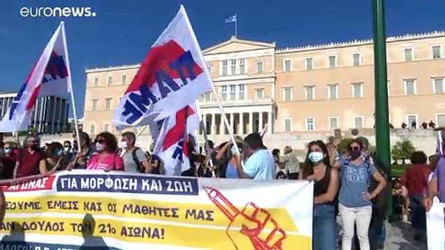 «Κάτω τα χέρια από το 8ωρο» φώναξαν διαδηλωτές έξω από τη Βουλή