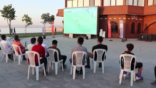 Edremit belediyesi kent meydanında milli takım coşkusu yaşattı