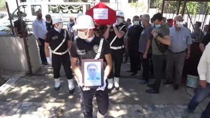 Son dakika haberi! Polis babasının tabutuna "babam" diyerek koşup feryat etti