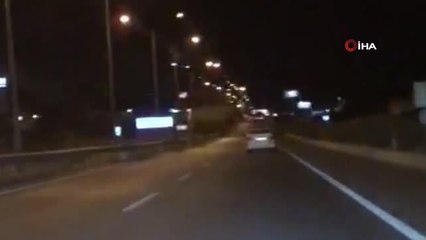 Alkollü sürücünün patlak lastikle kullandığı otomobil alev alev yandı