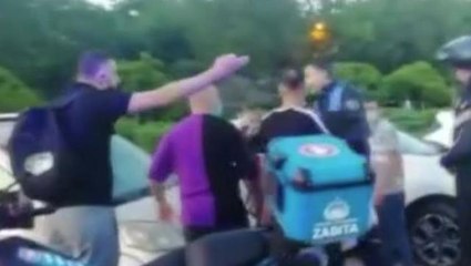 Sahilde denetim yapan İBB ekipleri balon satan satıcının balonlarını patlattı