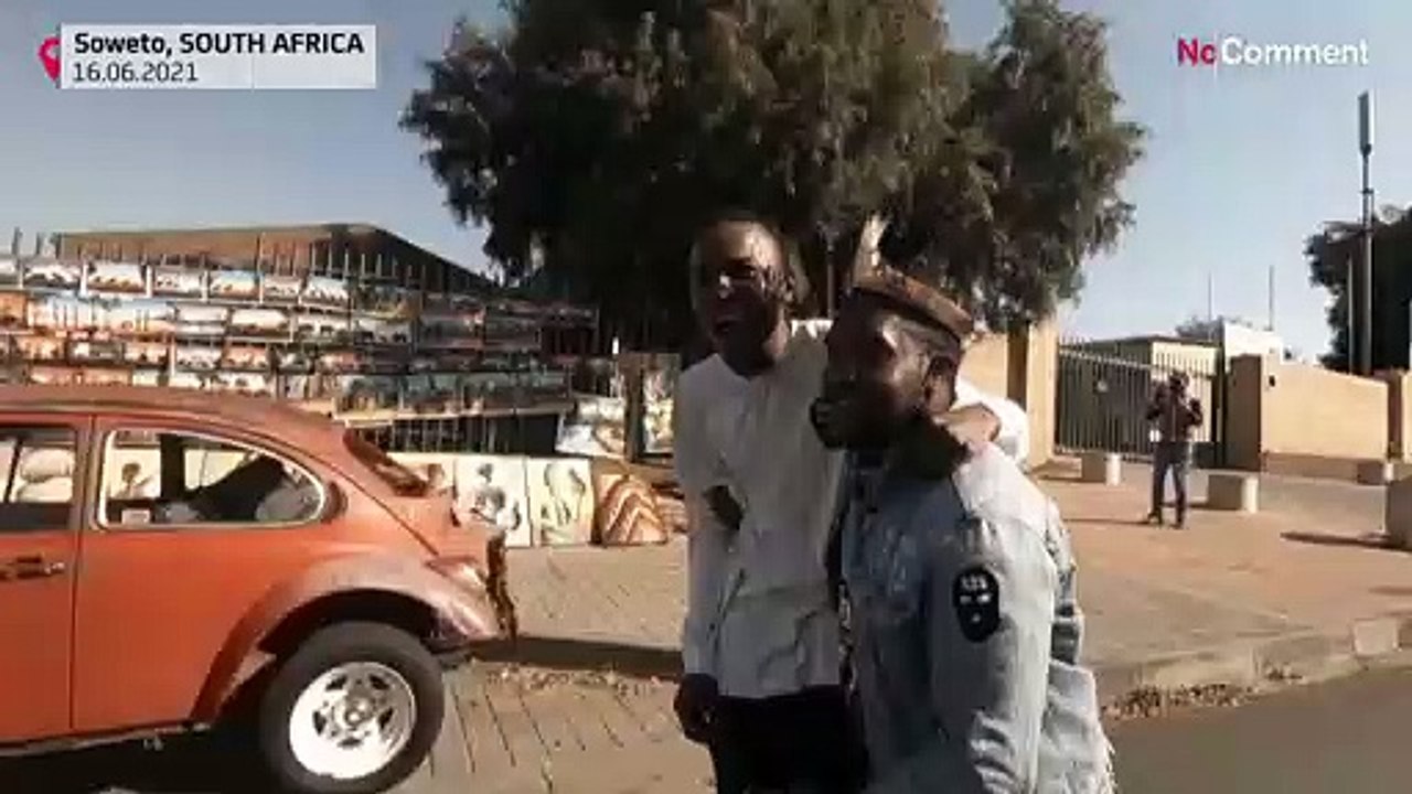 Soweto-Skateboarder surfen die Straße hinunter