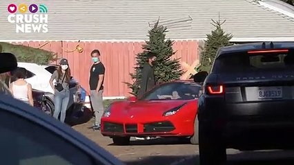 Vanessa Hudgens se lleva el árbol de Navidad en el Ferrari