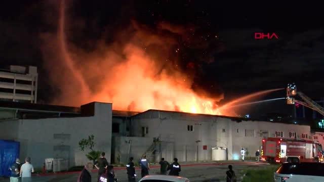 KÜÇÜKÇEKMECE'DE KAĞIT VE AMBALAJ FABRİKASI ALEV ALEV YANIYOR(1)