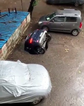 Carro foi engolido em poucos segundos por uma cratera. Como explica isto à seguradora?