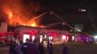 (İHA) Halkalı'da fabrikanın çatısında çıkan yangını söndürmek için bölgeye çok sayıda itfaiye ve sağlık ekibi yönlendirildi.