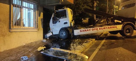 Küçükçekmece'de freni boşalan çekici binanın duvarına çarptı, yaşlı kadın korku dolu anlar yaşadı