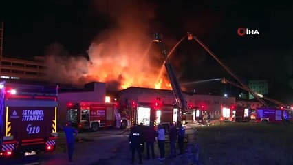 Küçükçekmece’deki kağıt fabrikasında çıkan yangın devam ediyor