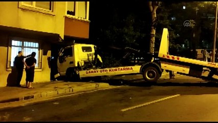 İSTANBUL - Küçükçekmece'de freni boşalan çekiciyi binaya çarpmaktan ağaç kurtardı