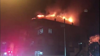 Bir daire ve çatıda çıkan yangın hasara neden oldu
