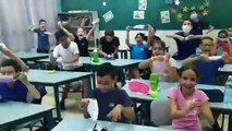 Os alunos desta classe em Israel ficaram eufóricos após a professora avisar que não precisariam mais usar máscaras...
