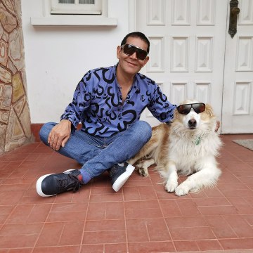 El ‘ángel de los perros’, el hombre que dejó los lujos para ayudar a los animales