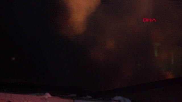 KÜÇÜKÇEKMECE'DE KAĞIT VE AMBALAJ FABRİKASINDAKİ YANGIN 4 SAATTİR DEVAM EDİYOR