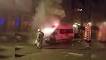 Sancaktepe'de park halindeki servis minibüsü alev alev yandı