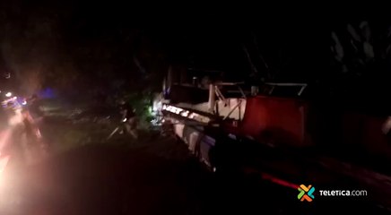 tn7 Chofer muere aplastado por furgón tras derrape y vuelco 160621