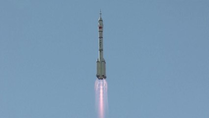 中 우주정거장 건설임무 우주인 3명 태운 선저우 12호 발사 / YTN