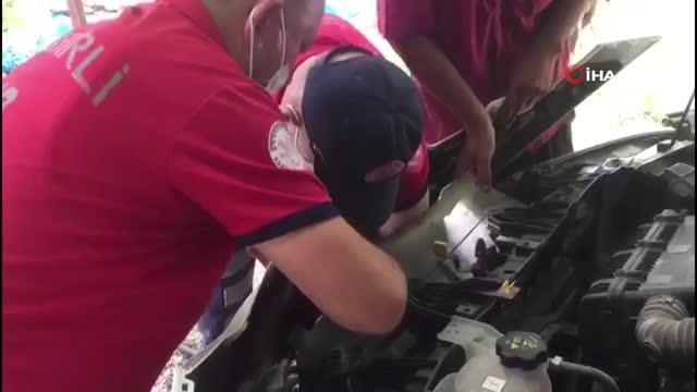 Otomobilin motor bölümüne sıkışan yavru kediye itfaiye kurtardı