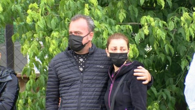 ÇALIŞTIKLARI FABRİKANIN YANDIĞINI GÖREN İŞÇİLER GÖZYAŞLARINI TUTAMADI