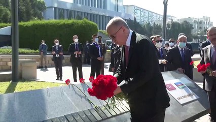 Cumhurbaşkanı Erdoğan, Bakü'de şehitliği ziyaret etti