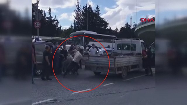 Esenyurt'ta önce baltalı sonra sopalı yol verme kavgası